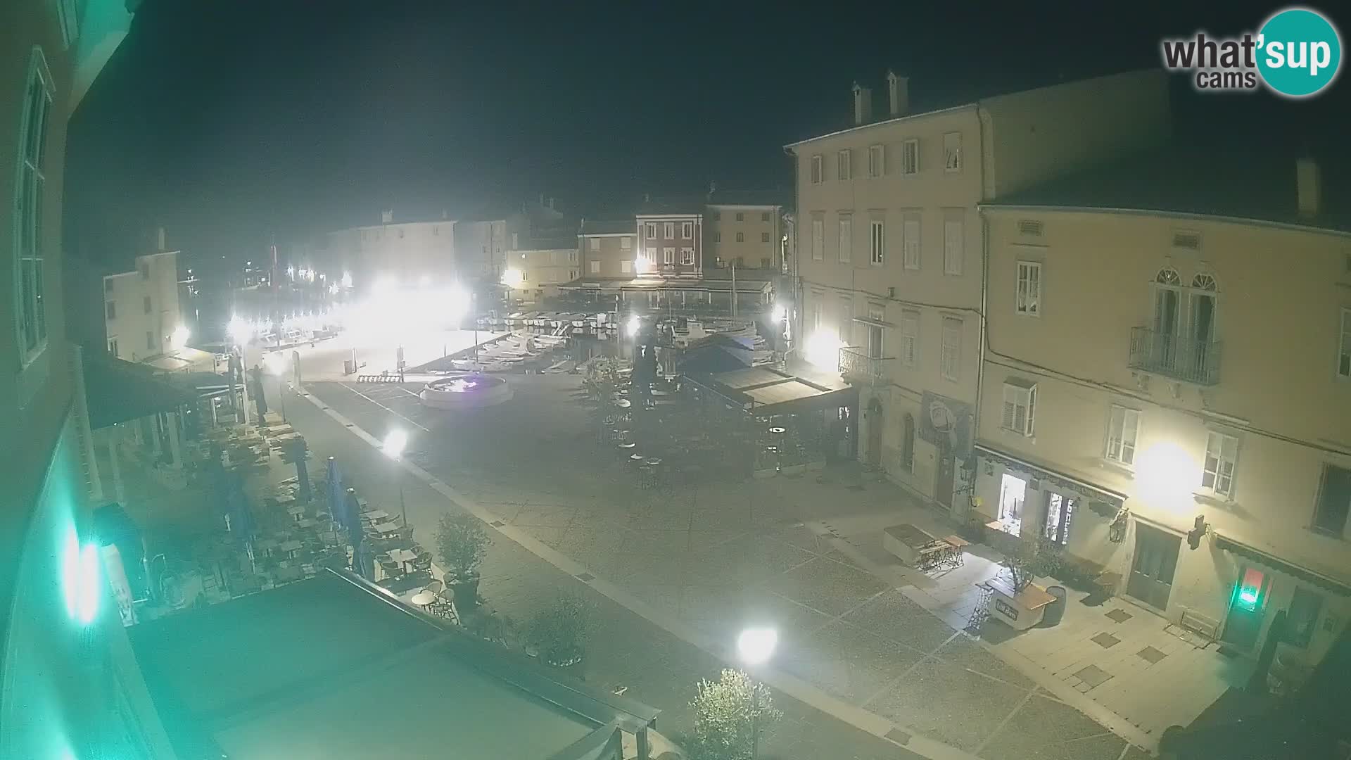 Web kamera Grad Cres – glavni trg i “mandrač” – otok Cres