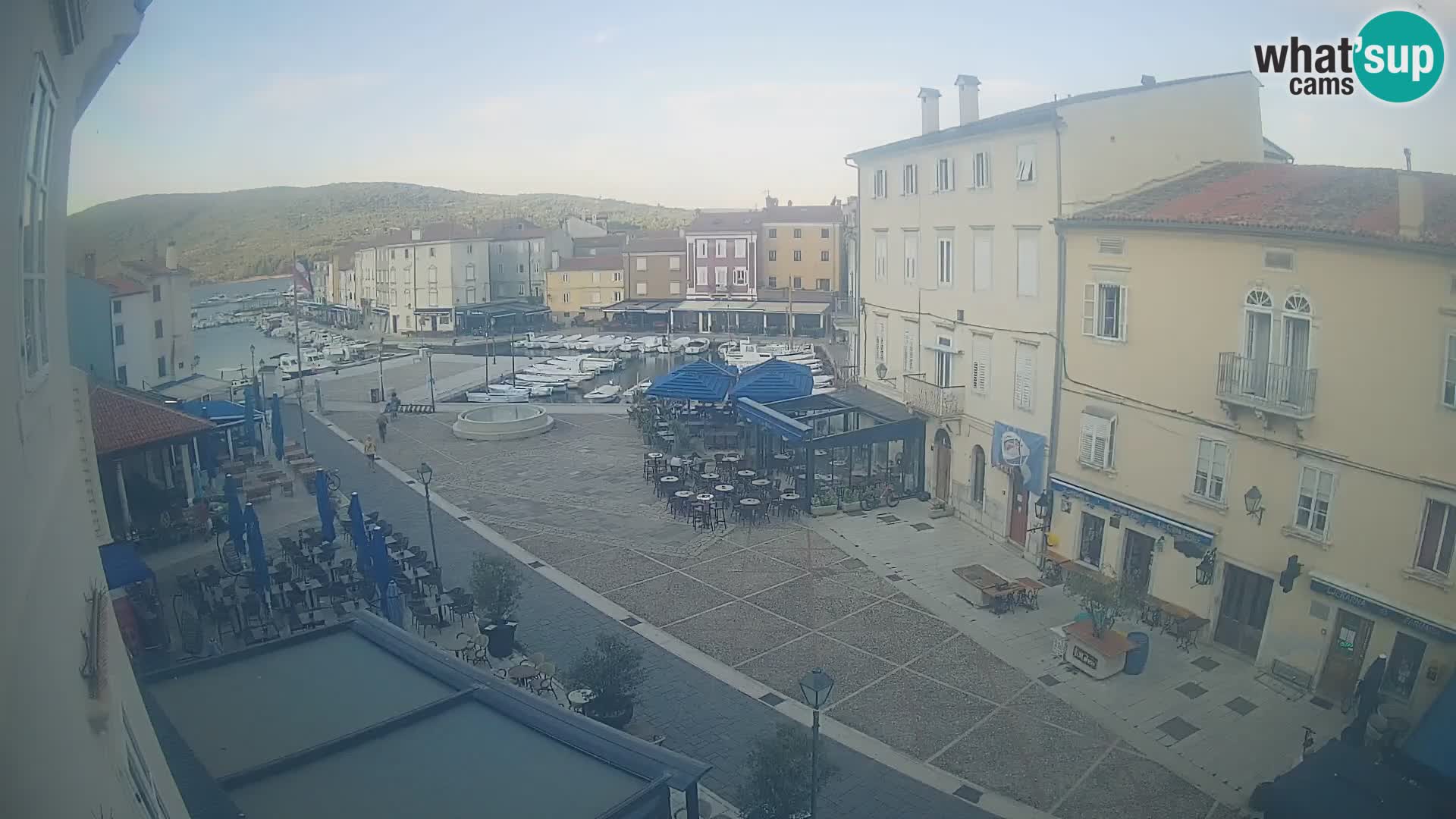 Web kamera Grad Cres – glavni trg i “mandrač” – otok Cres