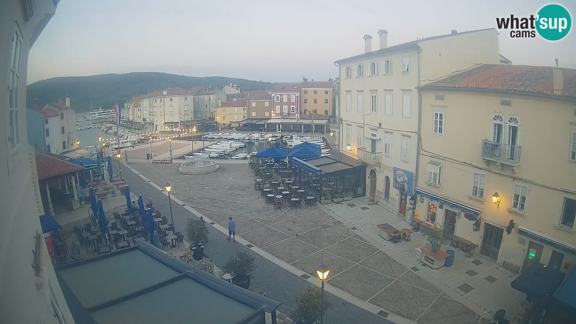Kamera v ŽIVO Cres mesto – glavni trg in “mandrač” – otok Cres – Hrvaška