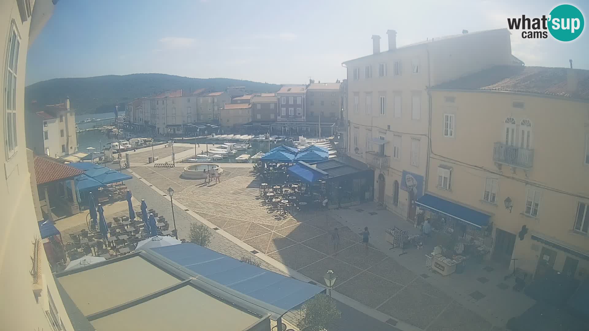 Kamera v ŽIVO Cres mesto – glavni trg in “mandrač” – otok Cres – Hrvaška
