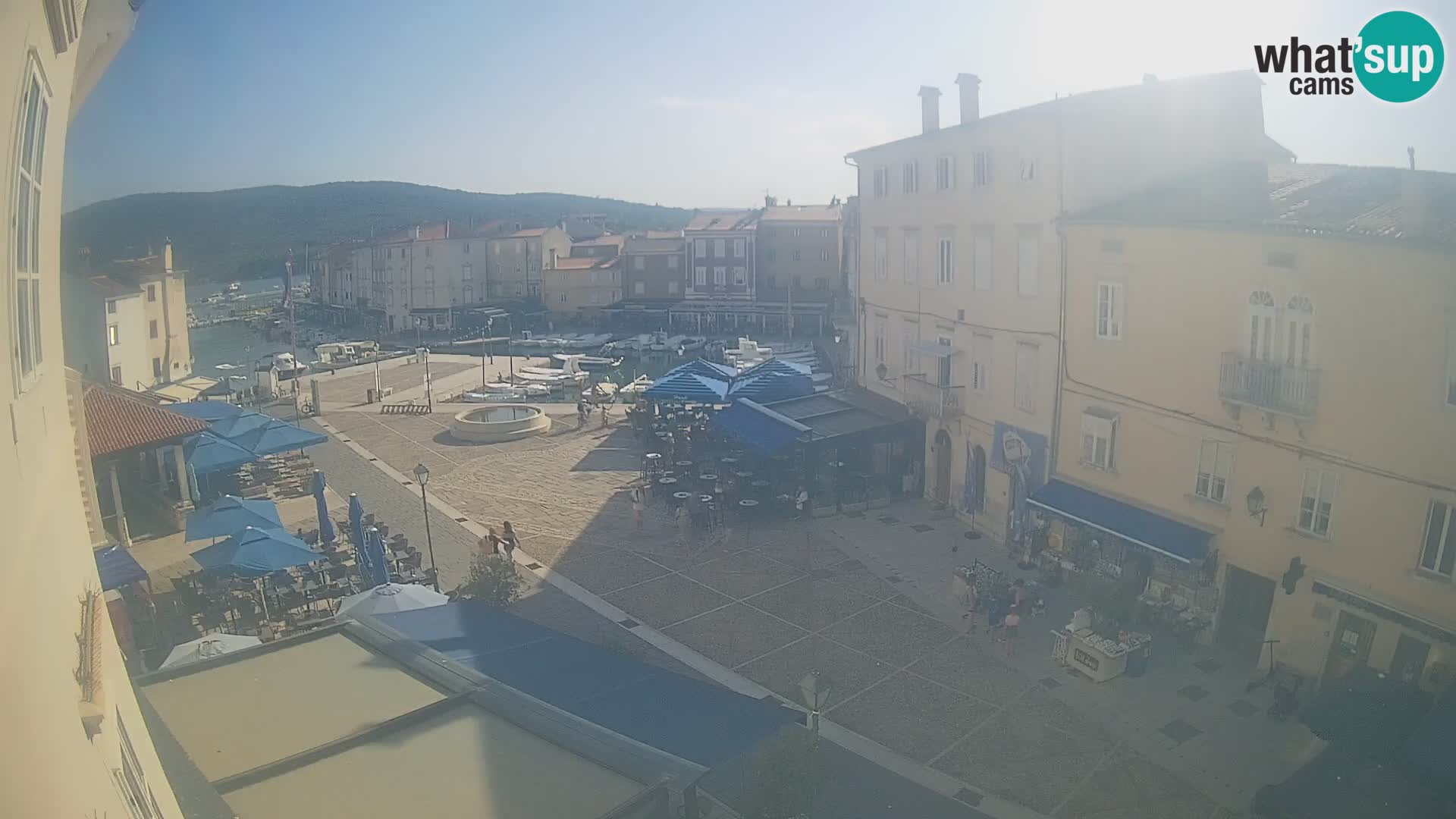 Kamera v ŽIVO Cres mesto – glavni trg in “mandrač” – otok Cres – Hrvaška