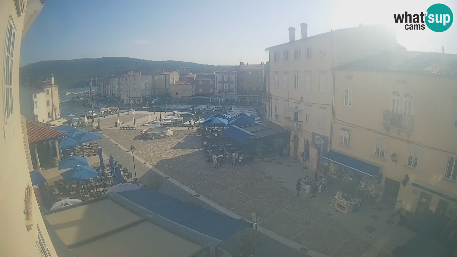 V ŽIVO spletna kamera Cres mesto – glavni trg in “mandrač” – otok Cres – Hrvaška
