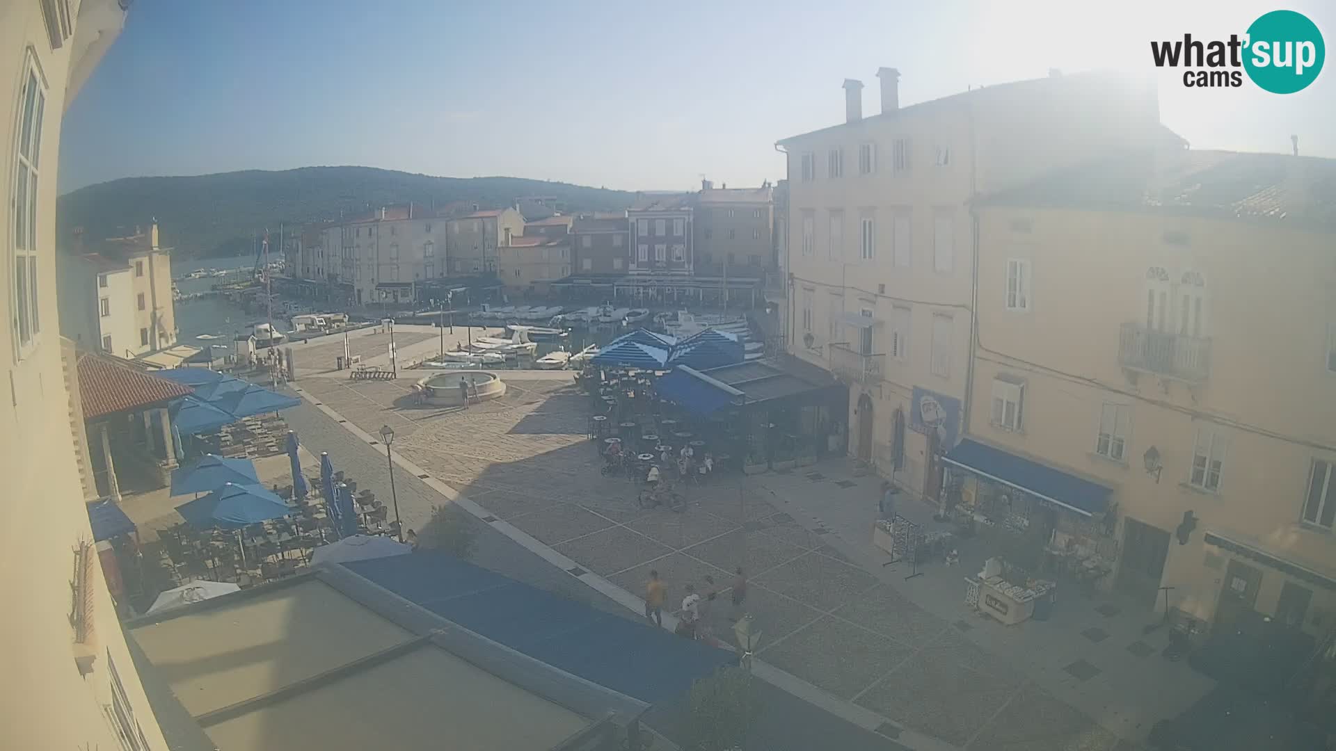 V ŽIVO spletna kamera Cres mesto – glavni trg in “mandrač” – otok Cres – Hrvaška