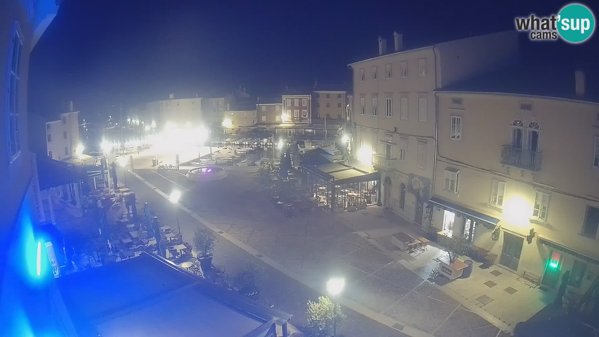 V ŽIVO spletna kamera Cres mesto – glavni trg in “mandrač” – otok Cres – Hrvaška