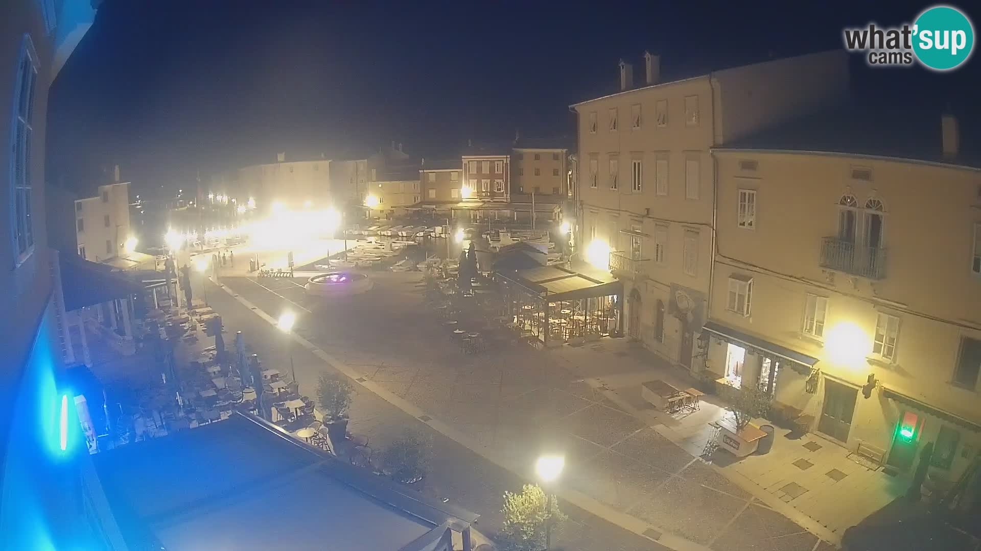 Web kamera Grad Cres – glavni trg i “mandrač” – otok Cres
