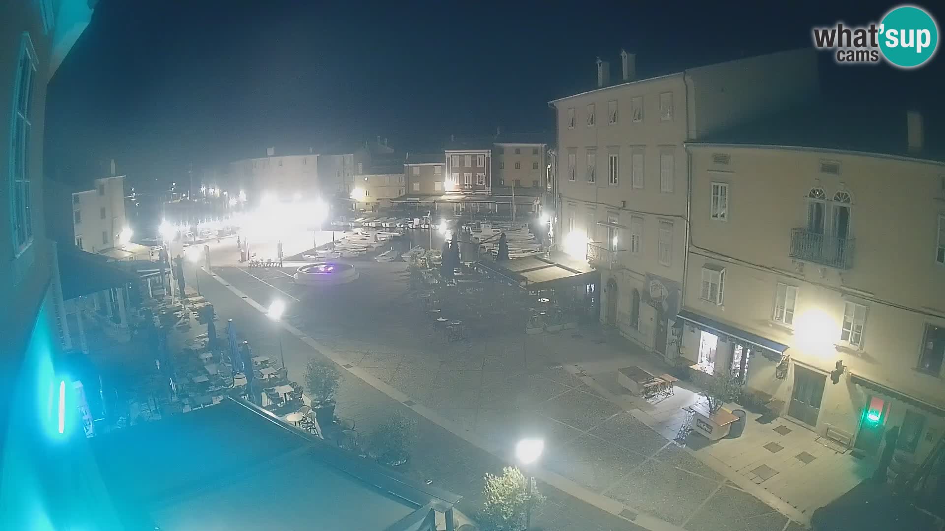 Web kamera Grad Cres – glavni trg i “mandrač” – otok Cres