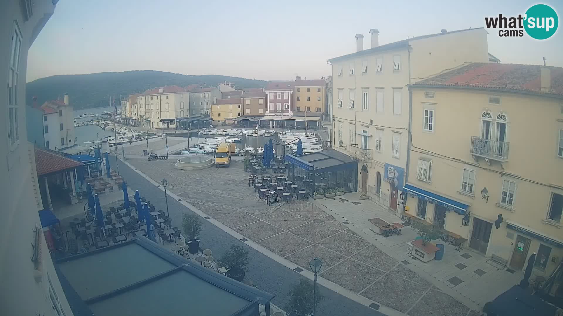 Kamera v ŽIVO Cres mesto – glavni trg in “mandrač” – otok Cres – Hrvaška
