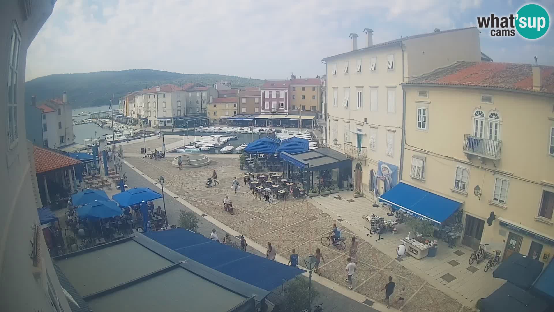 V ŽIVO spletna kamera Cres mesto – glavni trg in “mandrač” – otok Cres – Hrvaška