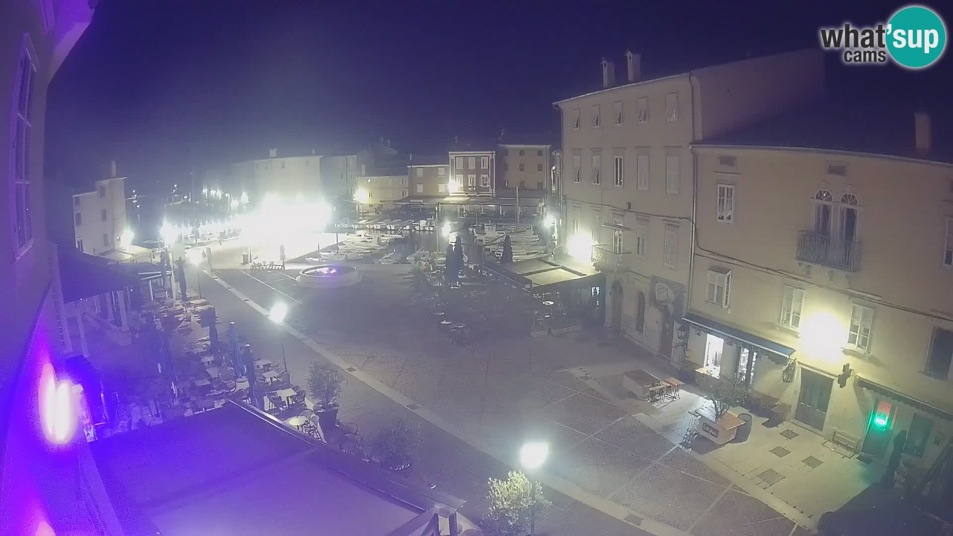 V ŽIVO spletna kamera Cres mesto – glavni trg in “mandrač” – otok Cres – Hrvaška