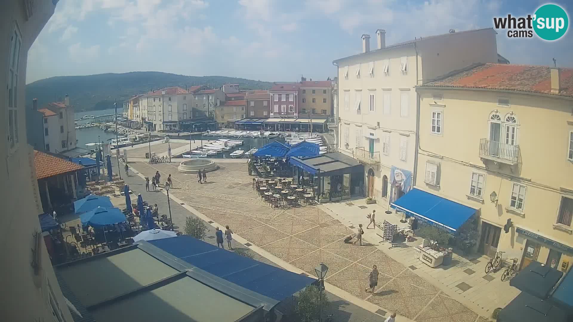 Web kamera Grad Cres – glavni trg i “mandrač” – otok Cres
