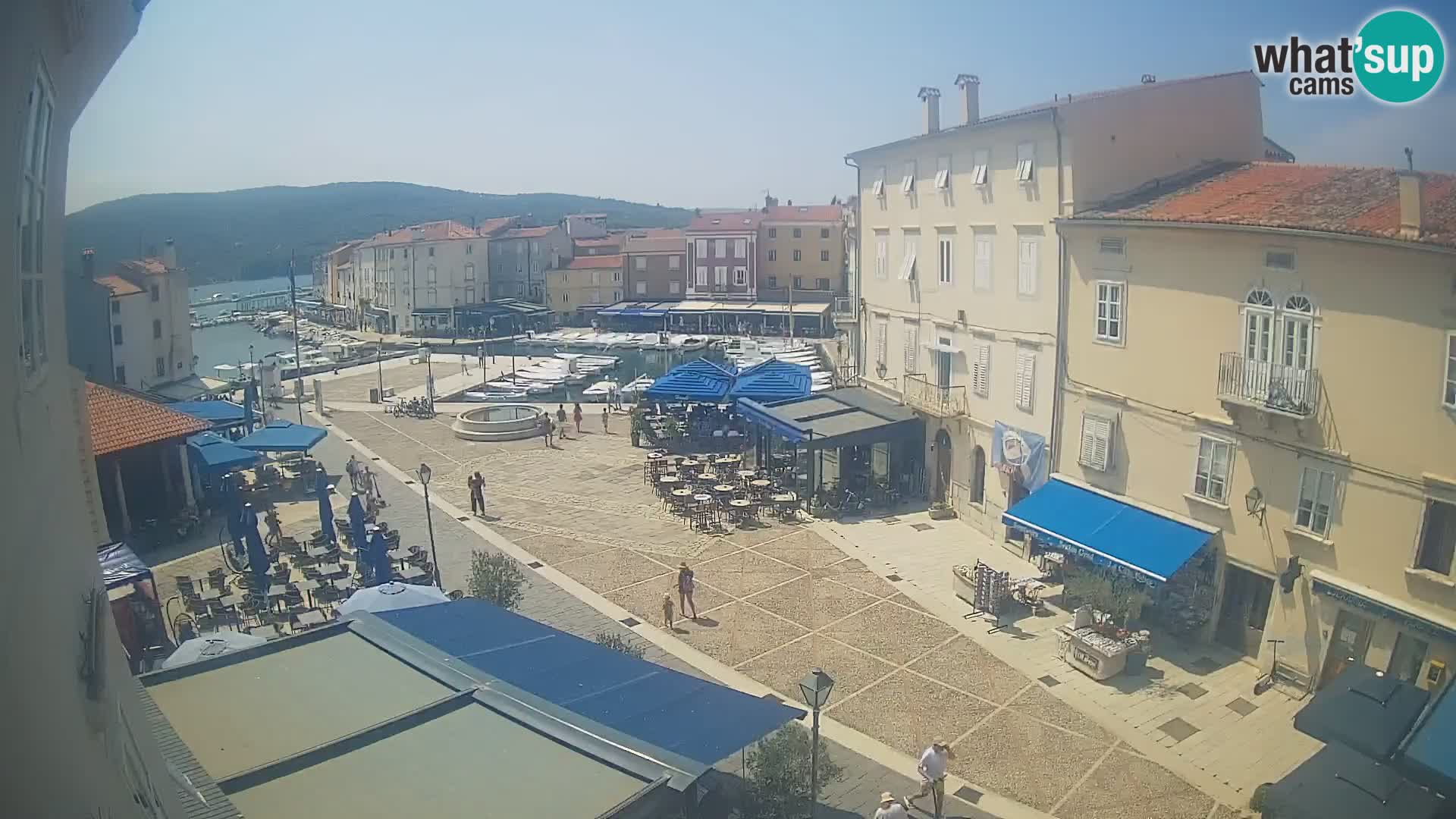 V ŽIVO spletna kamera Cres mesto – glavni trg in “mandrač” – otok Cres – Hrvaška