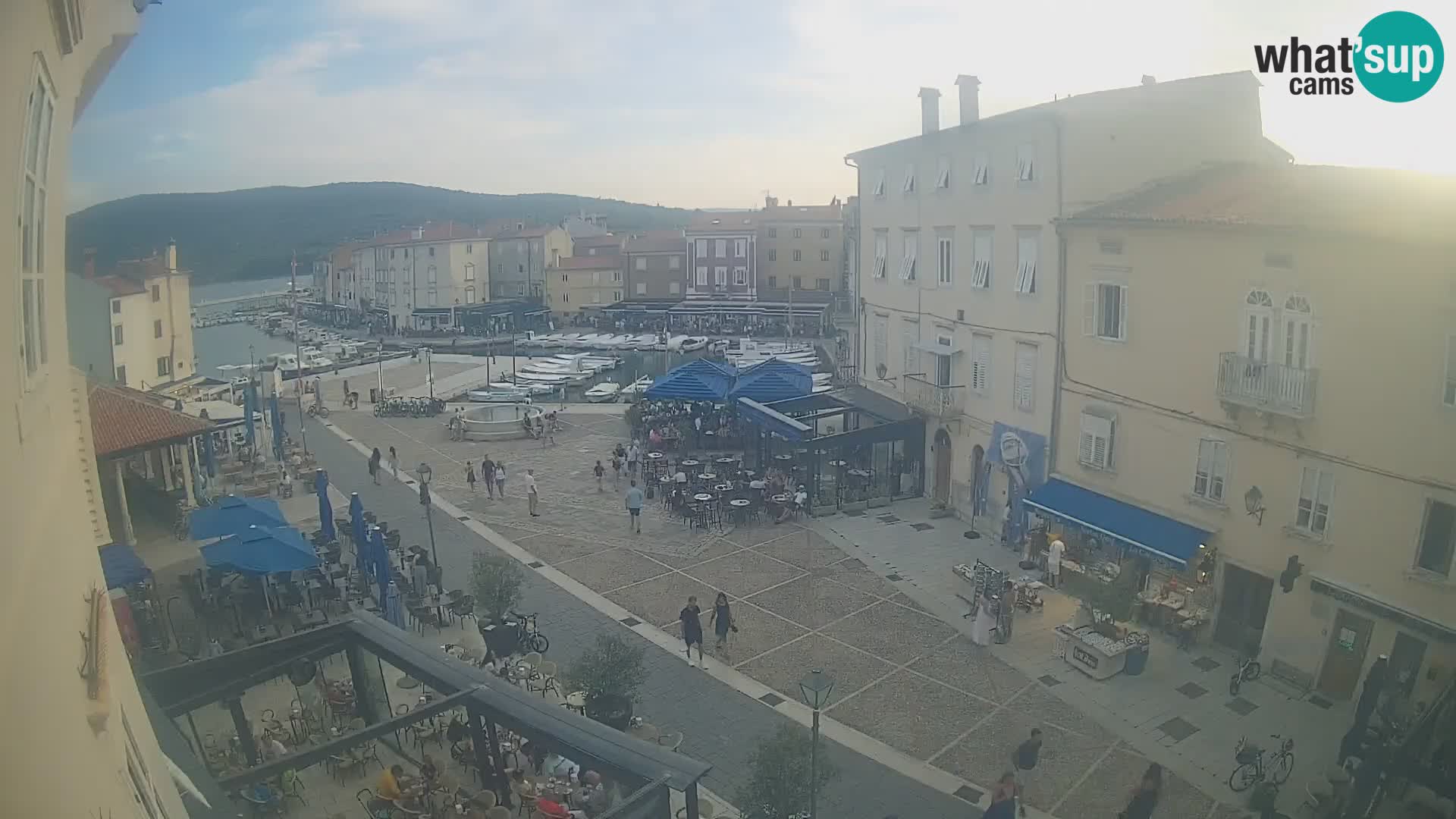 Kamera v ŽIVO Cres mesto – glavni trg in “mandrač” – otok Cres – Hrvaška
