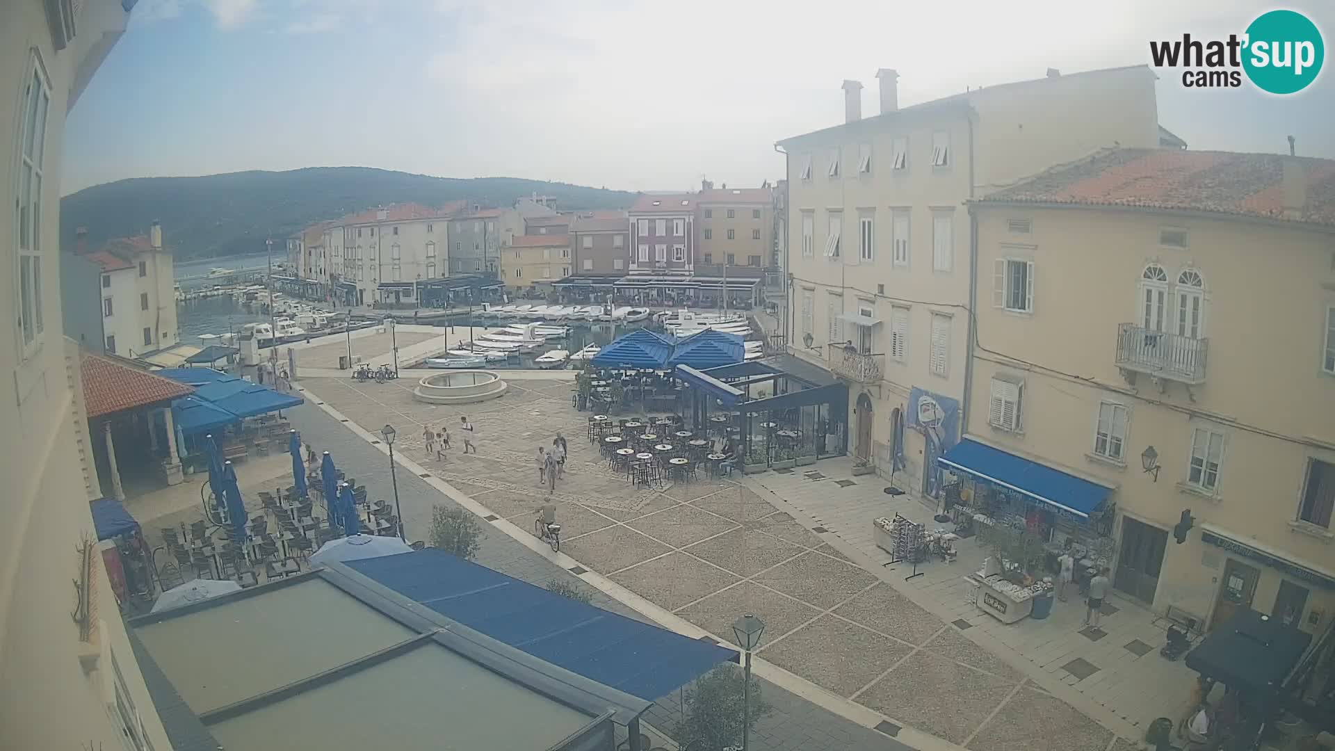Web kamera Grad Cres – glavni trg i “mandrač” – otok Cres