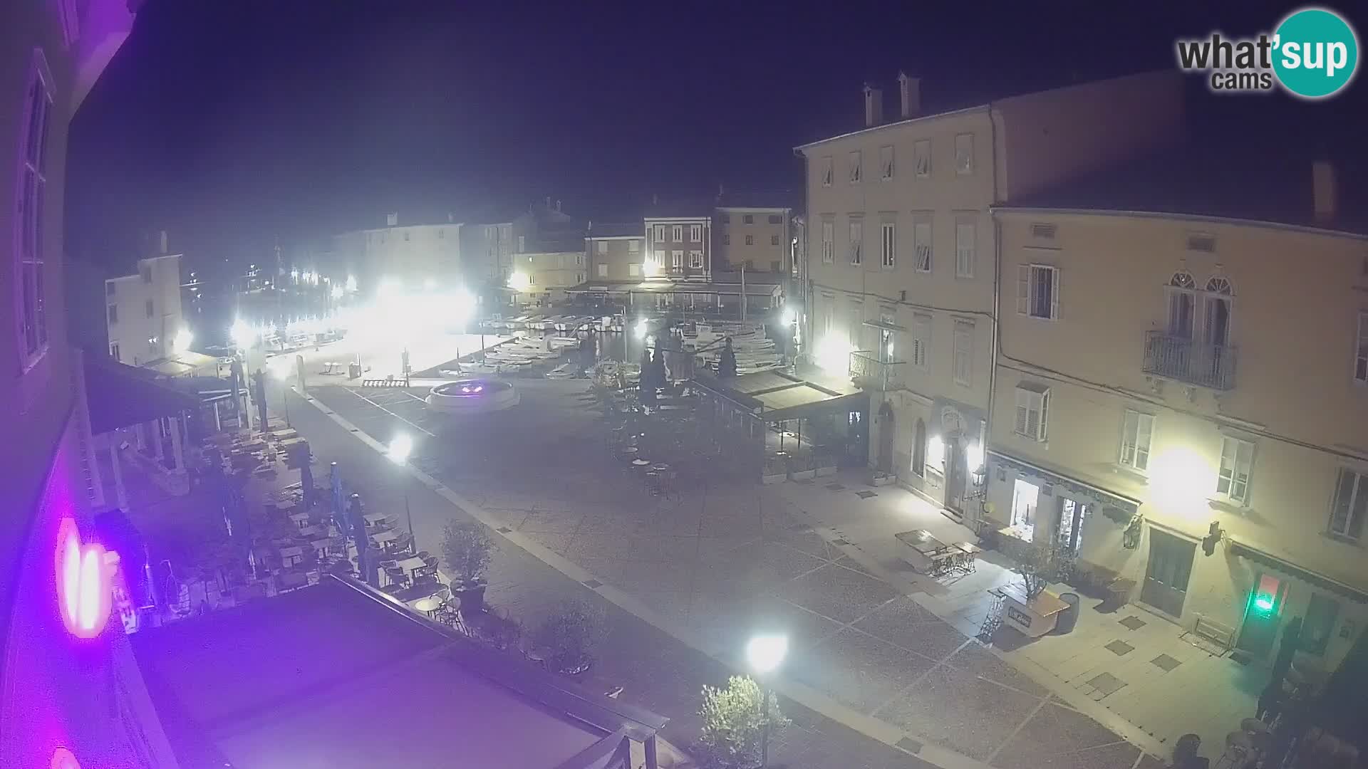 Web kamera Grad Cres – glavni trg i “mandrač” – otok Cres