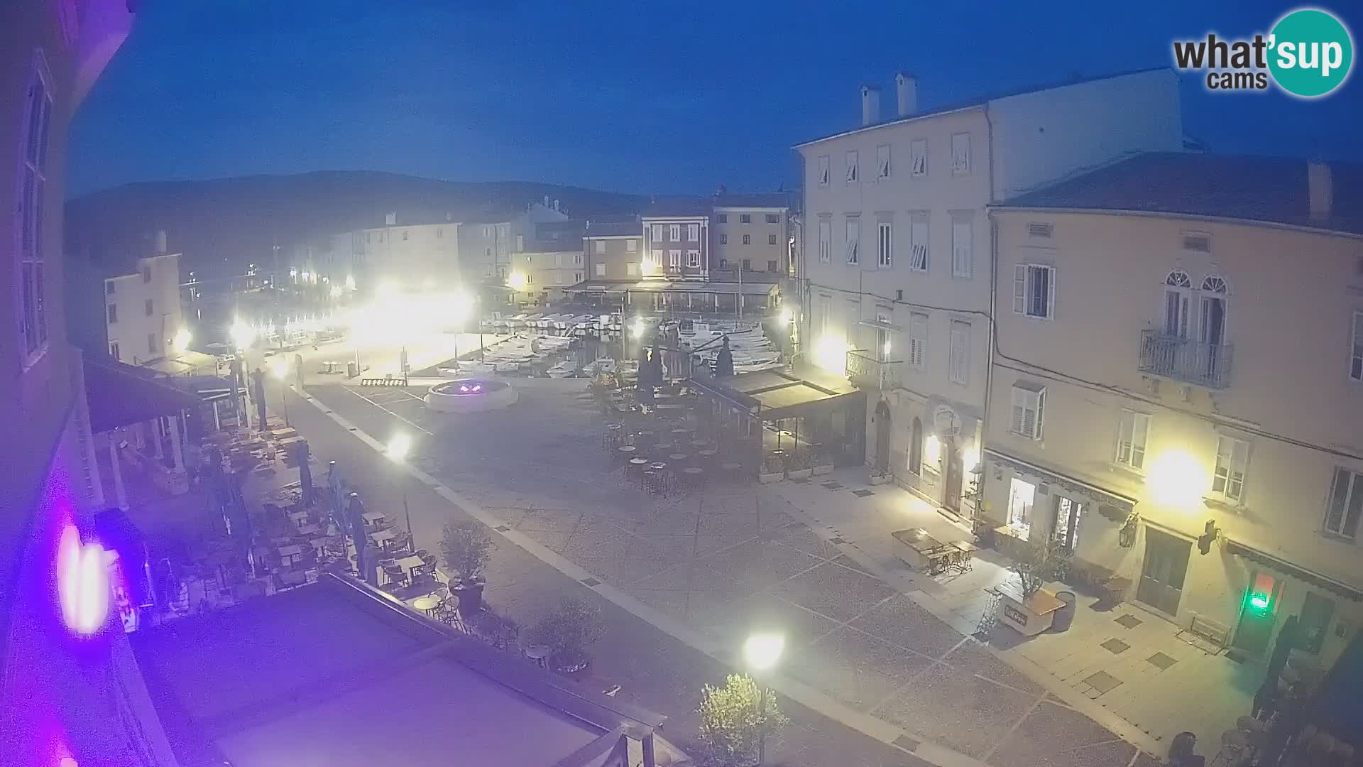 Web kamera Grad Cres – glavni trg i “mandrač” – otok Cres