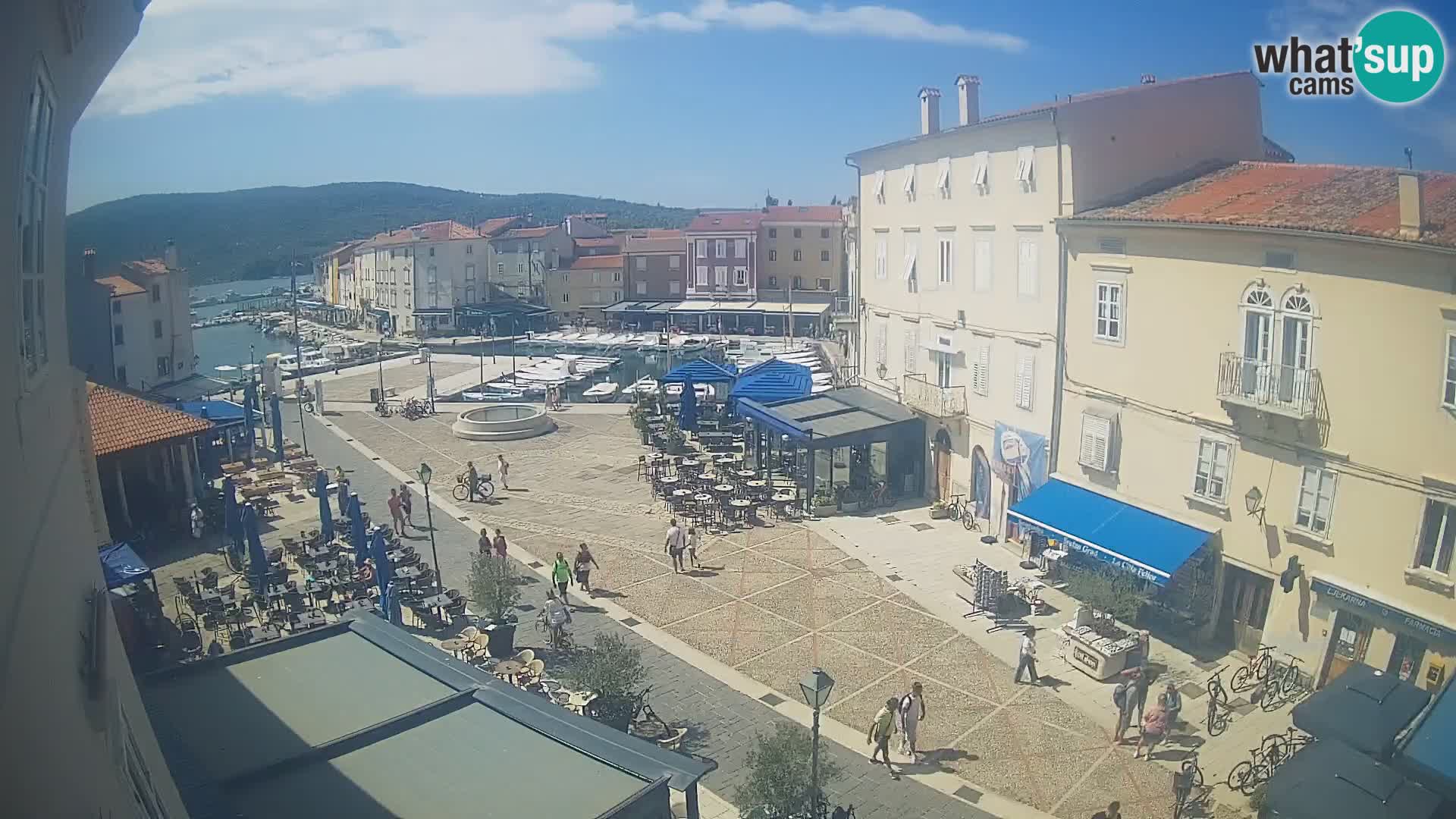 V ŽIVO spletna kamera Cres mesto – glavni trg in “mandrač” – otok Cres – Hrvaška