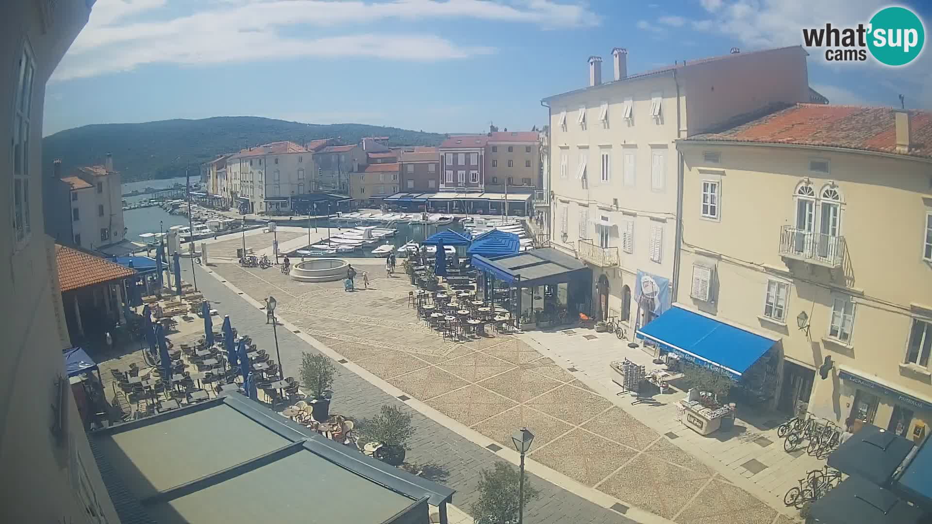 Web kamera Grad Cres – glavni trg i “mandrač” – otok Cres