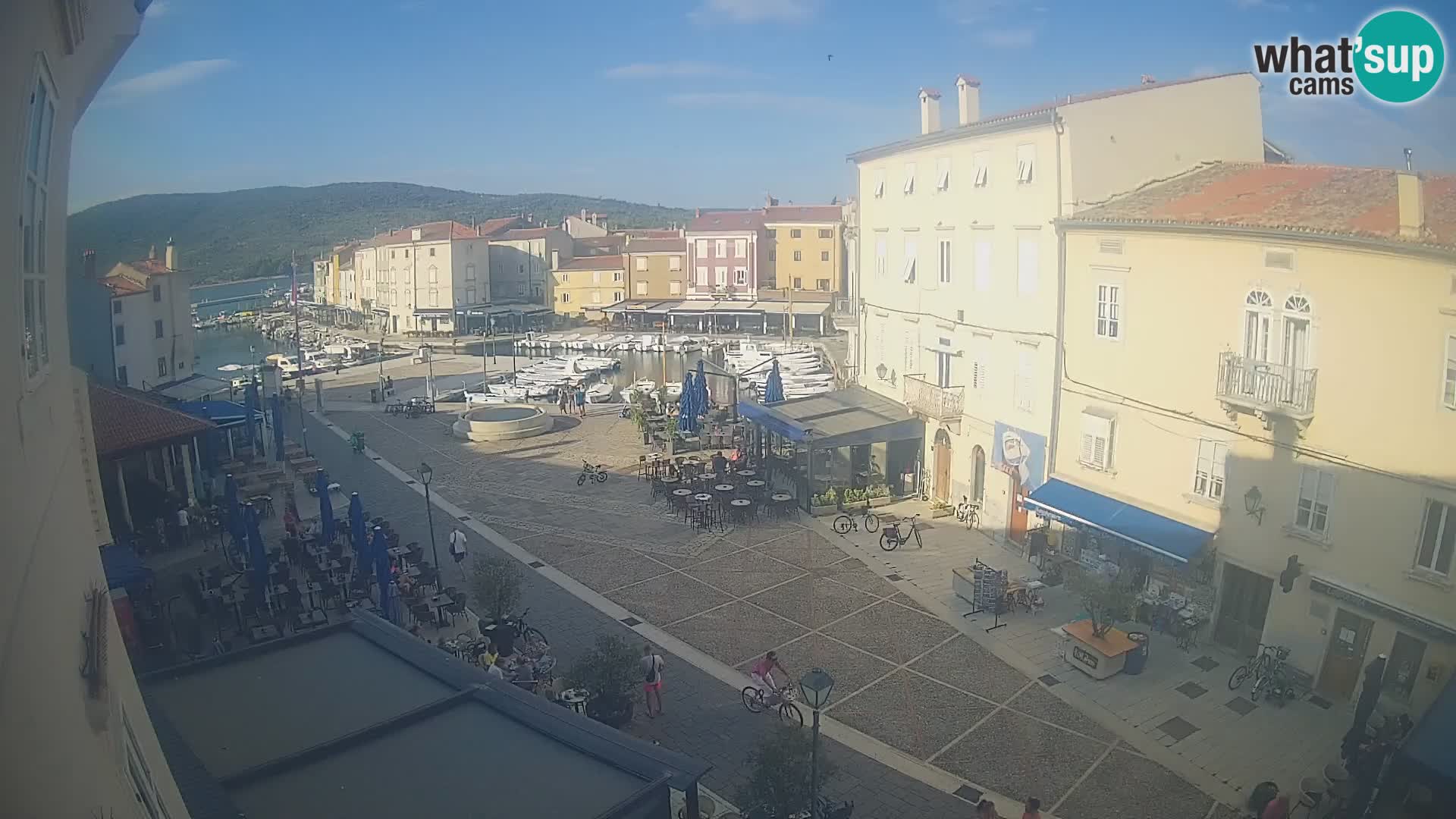 V ŽIVO spletna kamera Cres mesto – glavni trg in “mandrač” – otok Cres – Hrvaška