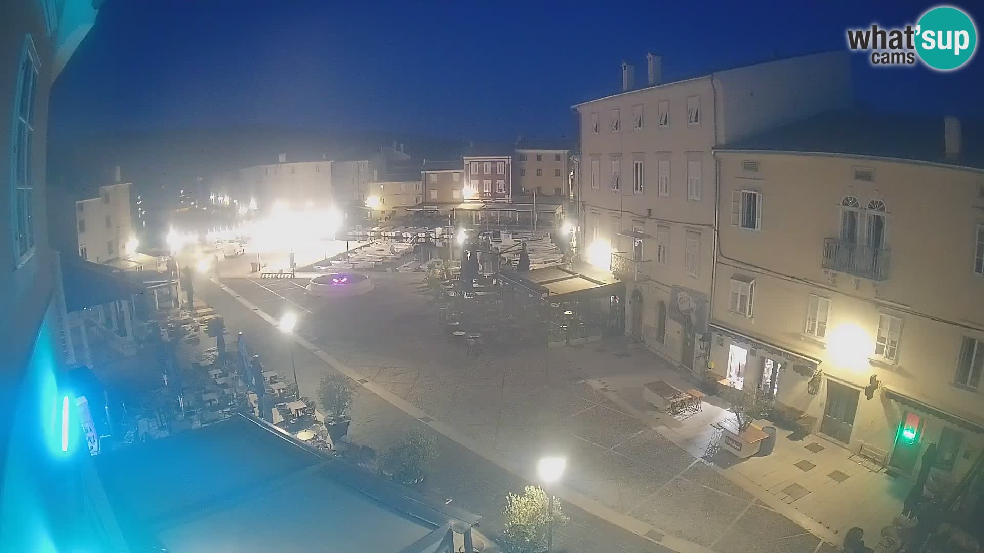 V ŽIVO spletna kamera Cres mesto – glavni trg in “mandrač” – otok Cres – Hrvaška