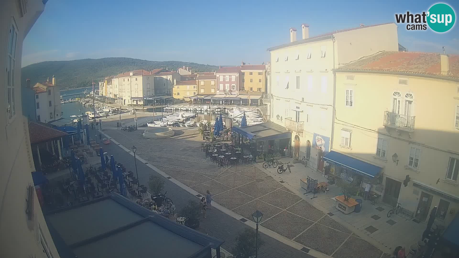 V ŽIVO spletna kamera Cres mesto – glavni trg in “mandrač” – otok Cres – Hrvaška