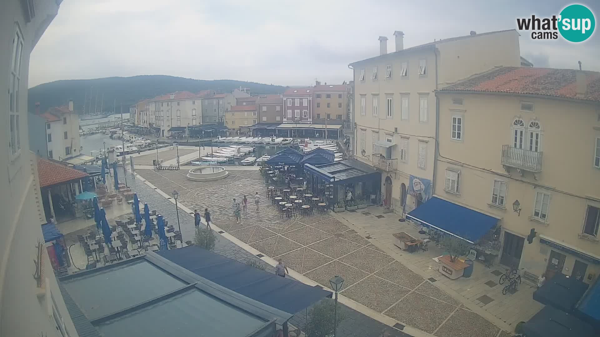 V ŽIVO spletna kamera Cres mesto – glavni trg in “mandrač” – otok Cres – Hrvaška