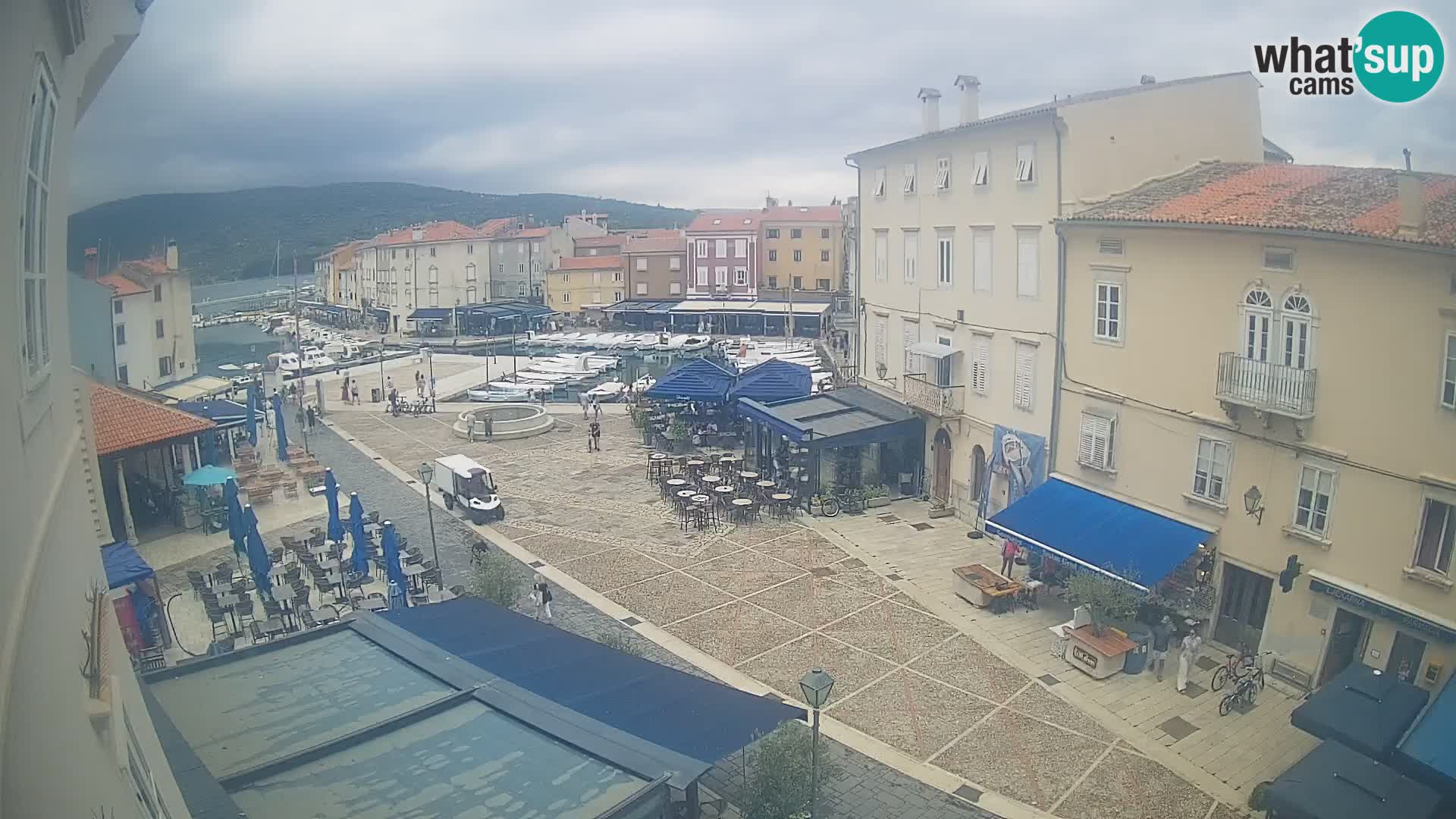 Cámara en vivo ciudad de Cres – plaza principal y “mandrač” – isla de Cres – Croacia
