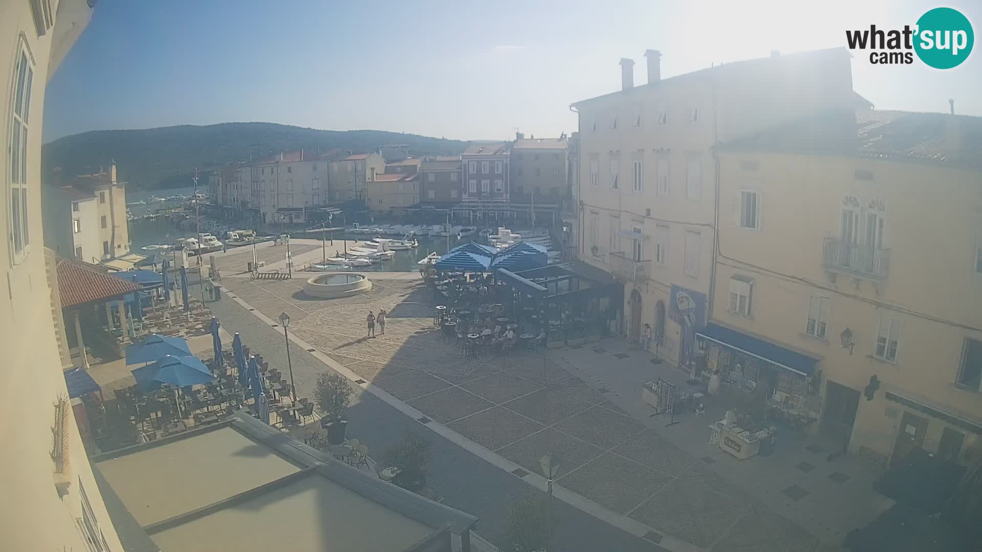 Kamera v ŽIVO Cres mesto – glavni trg in “mandrač” – otok Cres – Hrvaška