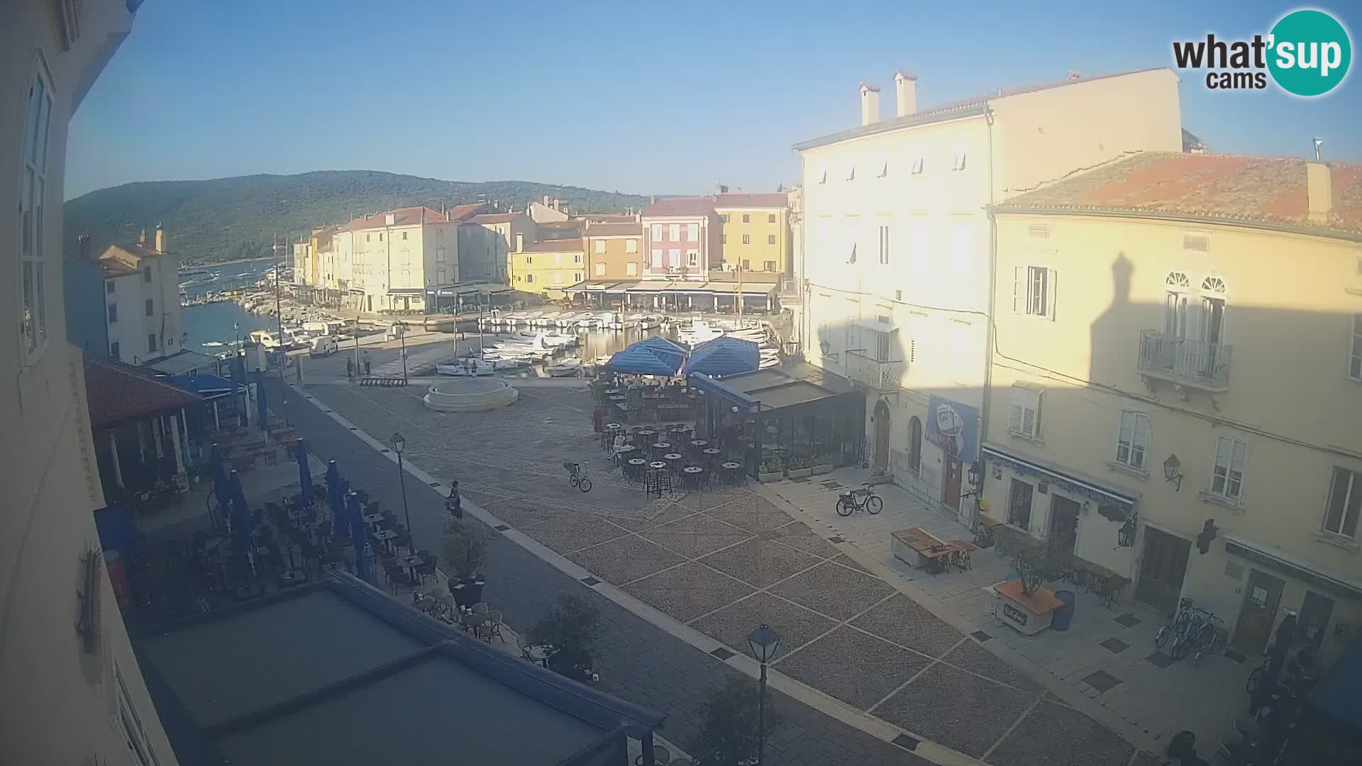 V ŽIVO spletna kamera Cres mesto – glavni trg in “mandrač” – otok Cres – Hrvaška