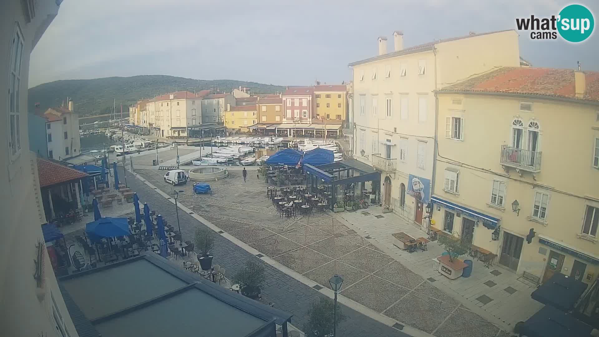 V ŽIVO spletna kamera Cres mesto – glavni trg in “mandrač” – otok Cres – Hrvaška