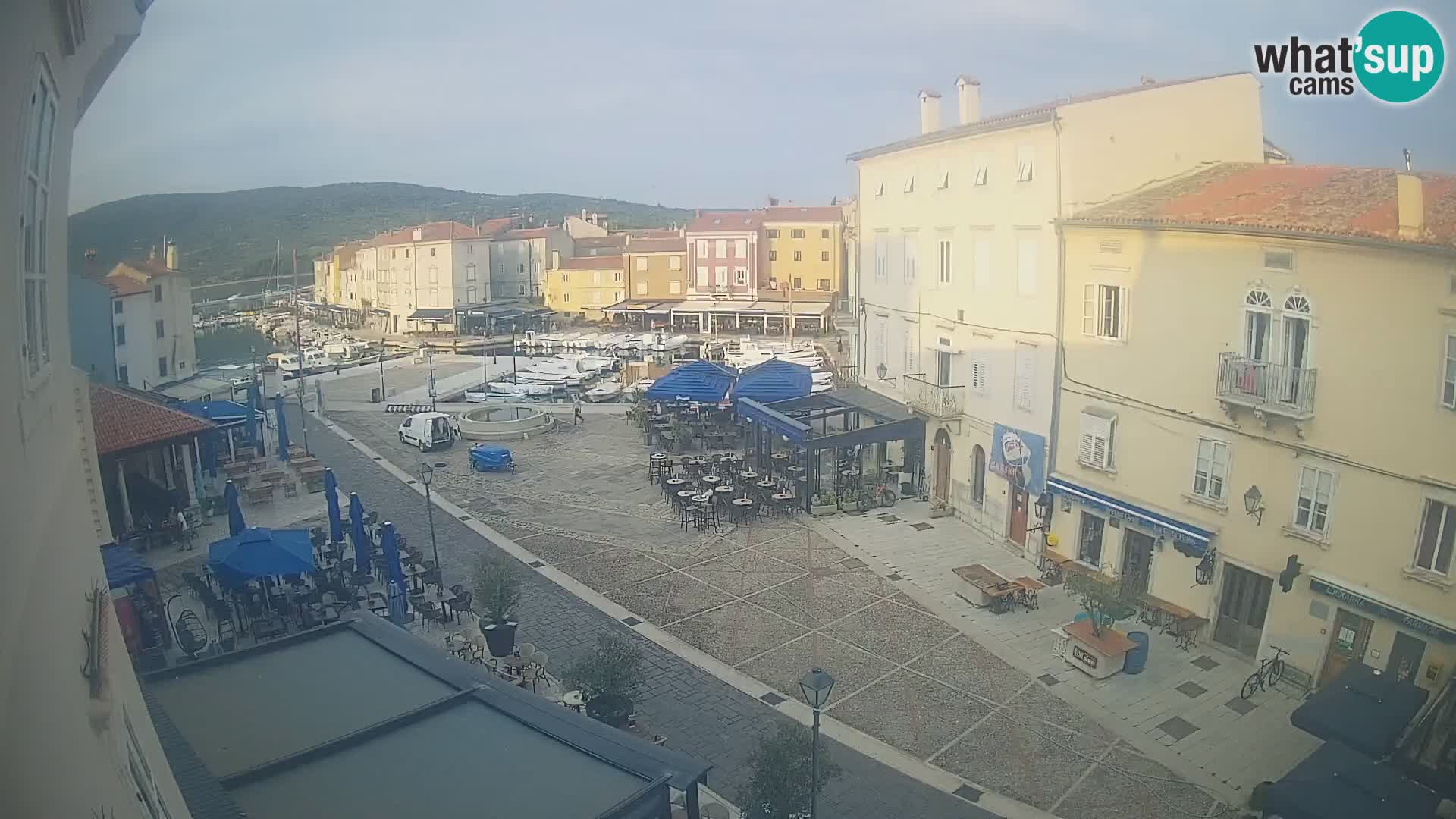 V ŽIVO spletna kamera Cres mesto – glavni trg in “mandrač” – otok Cres – Hrvaška