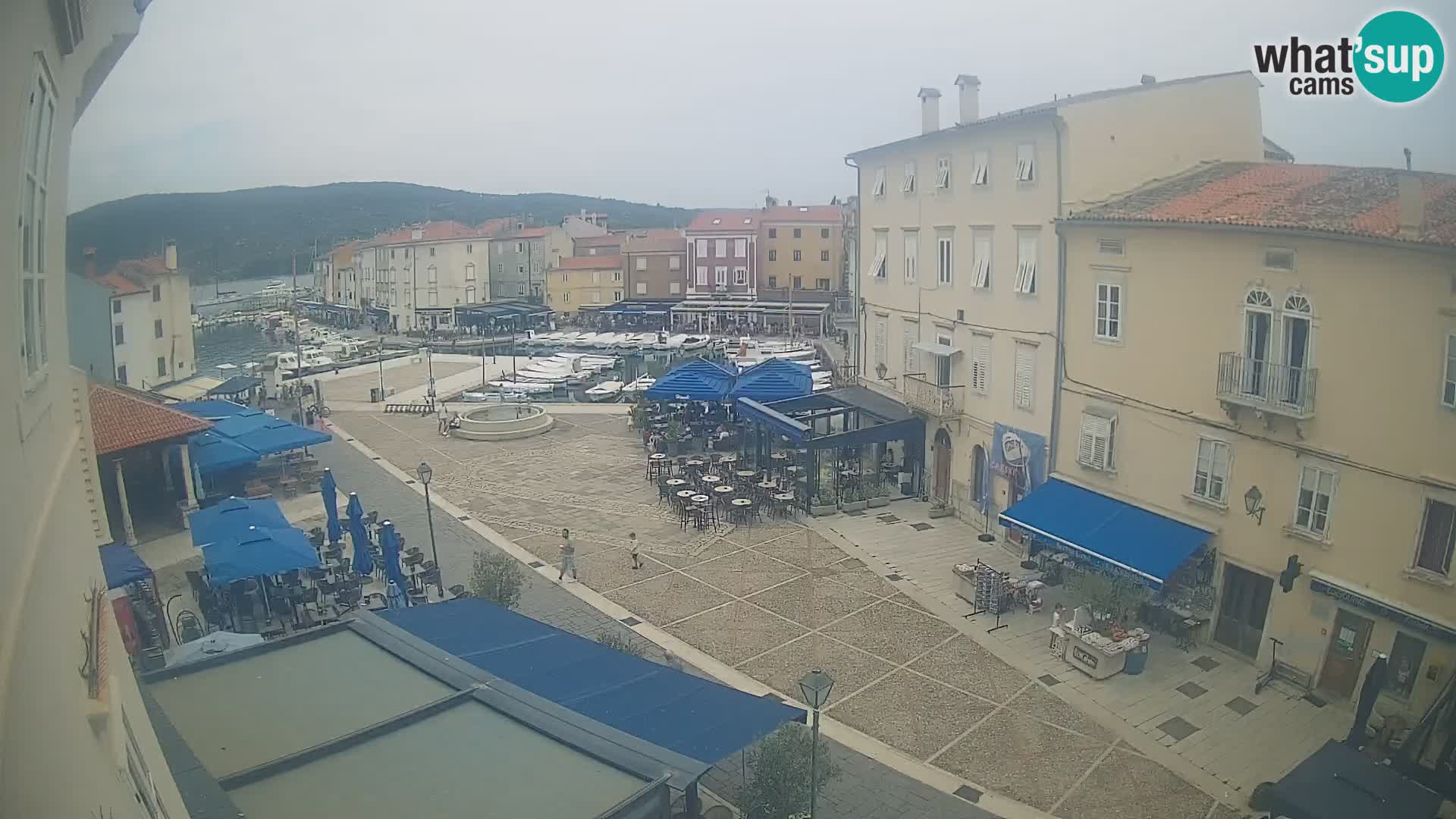 Web kamera Grad Cres – glavni trg i “mandrač” – otok Cres