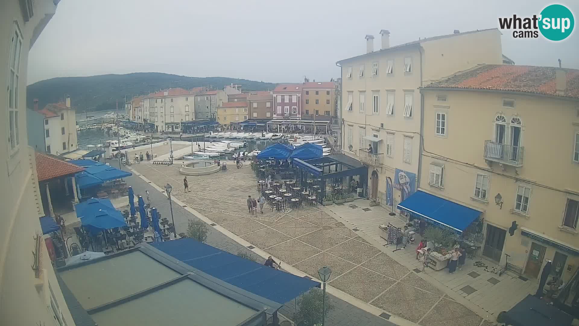 Web kamera Grad Cres – glavni trg i “mandrač” – otok Cres