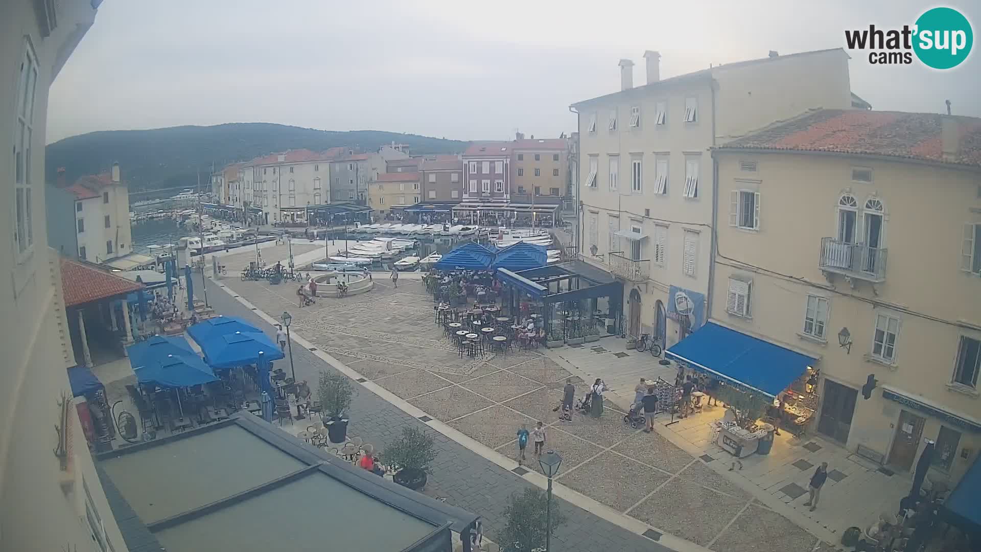 Kamera v ŽIVO Cres mesto – glavni trg in “mandrač” – otok Cres – Hrvaška
