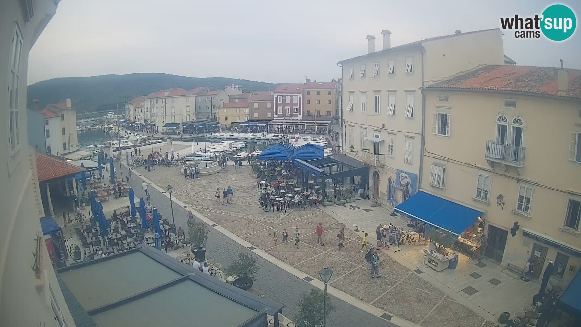 Kamera v ŽIVO Cres mesto – glavni trg in “mandrač” – otok Cres – Hrvaška
