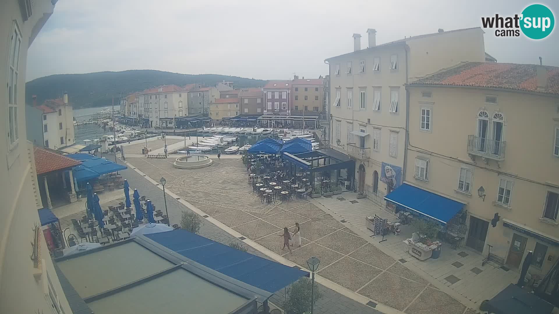 Web kamera Grad Cres – glavni trg i “mandrač” – otok Cres
