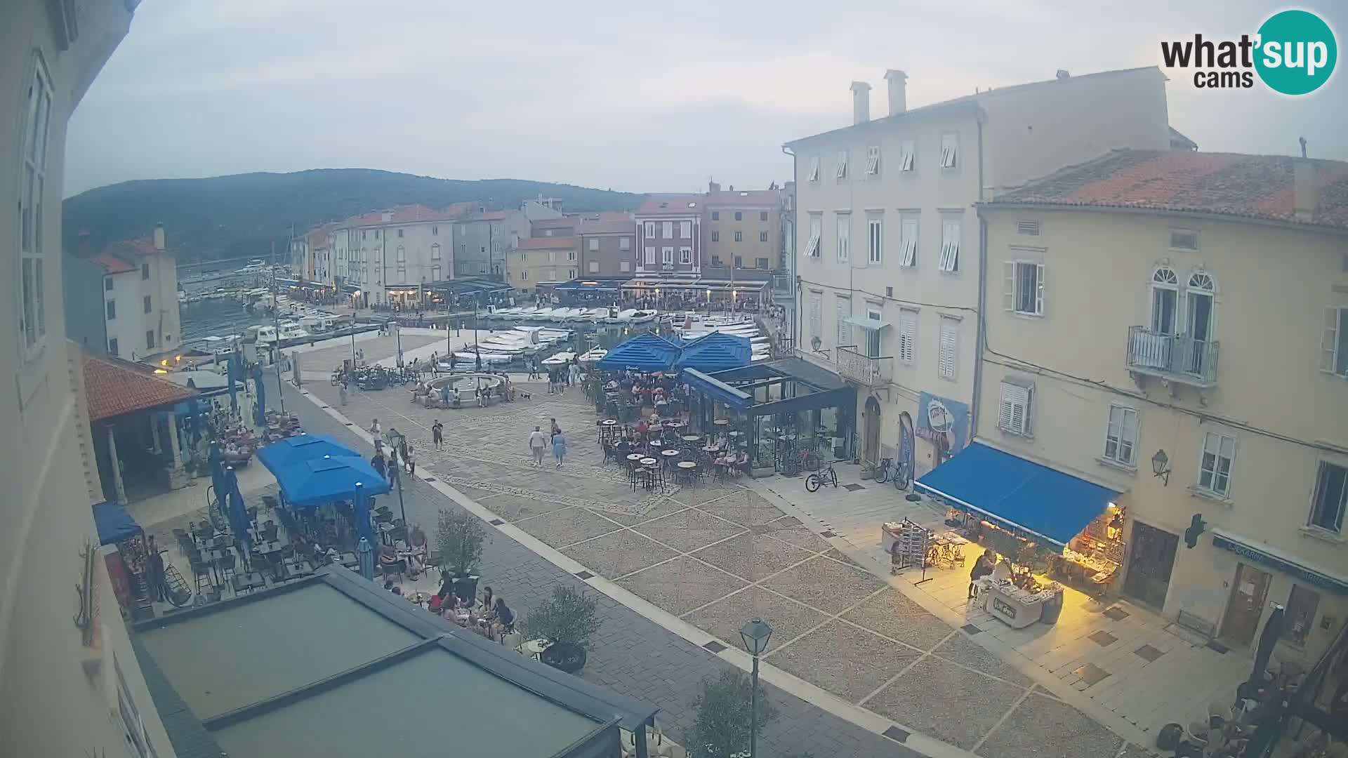 Cámara en vivo ciudad de Cres – plaza principal y “mandrač” – isla de Cres – Croacia
