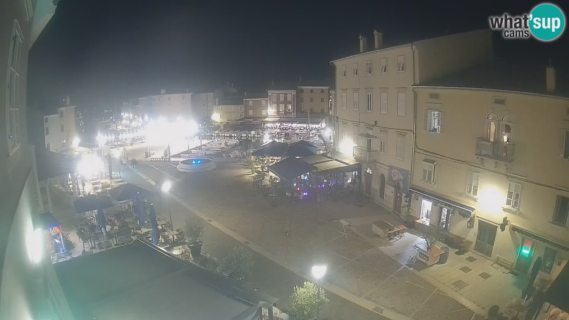 V ŽIVO spletna kamera Cres mesto – glavni trg in “mandrač” – otok Cres – Hrvaška