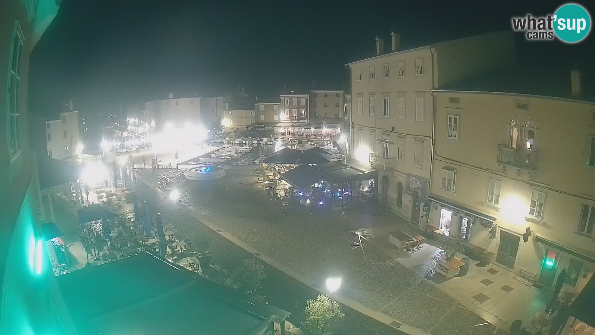 Web kamera Grad Cres – glavni trg i “mandrač” – otok Cres