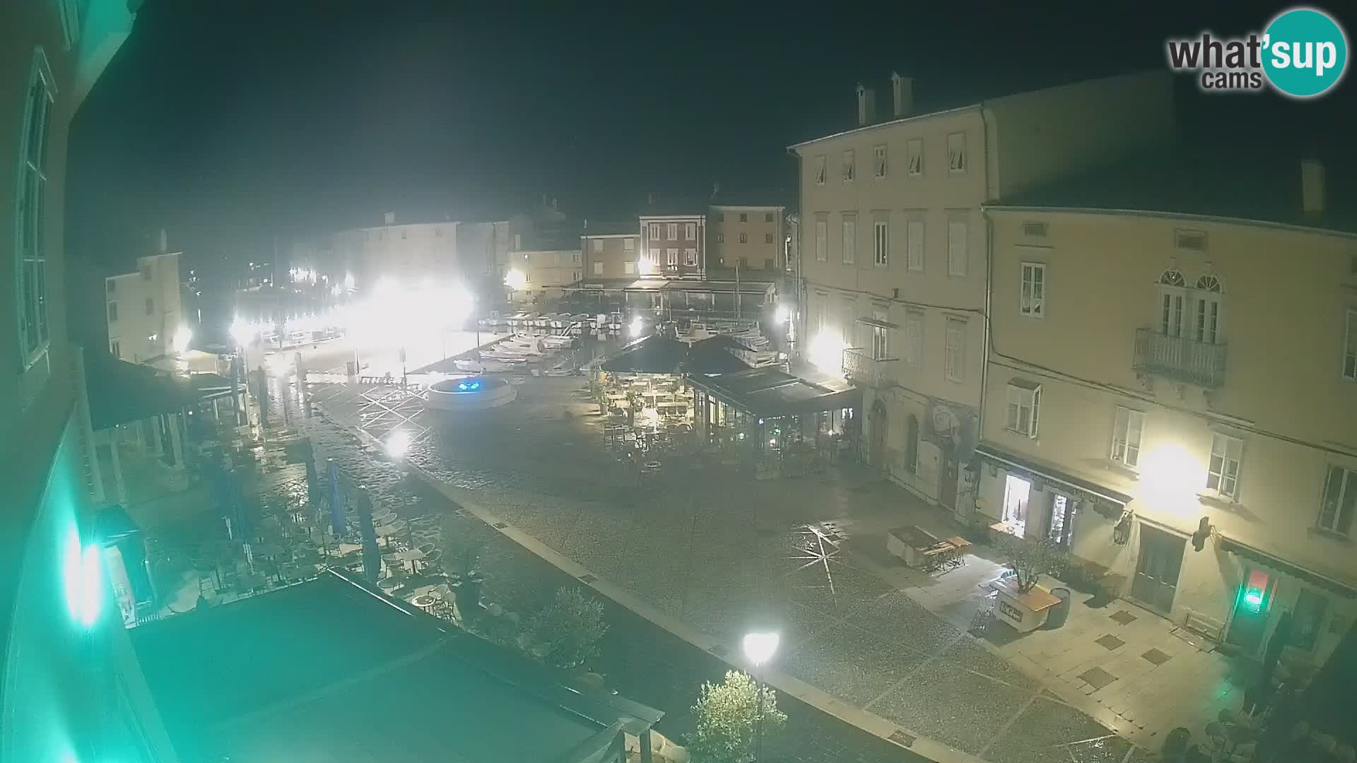 V ŽIVO spletna kamera Cres mesto – glavni trg in “mandrač” – otok Cres – Hrvaška