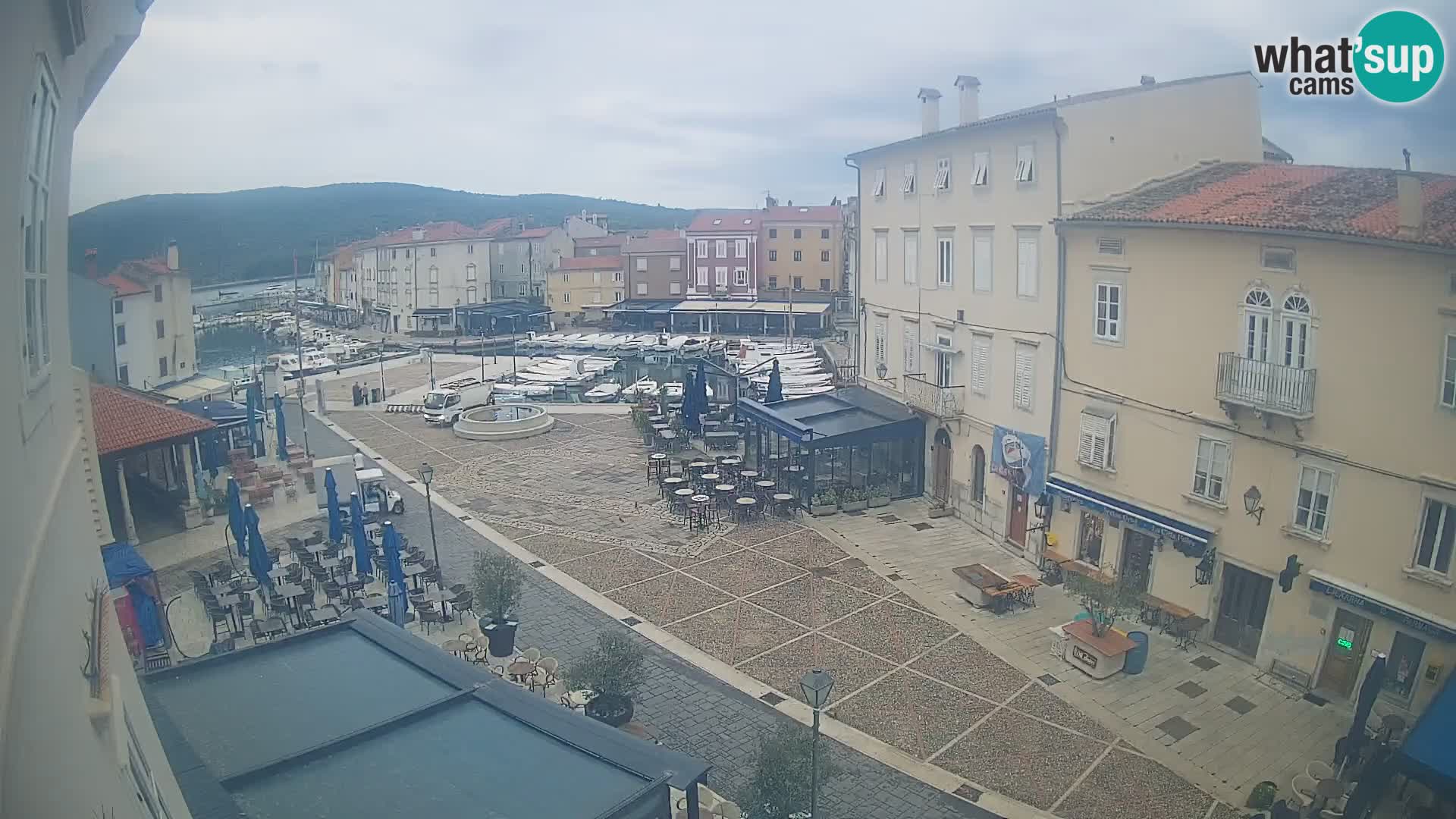 Cámara en vivo ciudad de Cres – plaza principal y “mandrač” – isla de Cres – Croacia