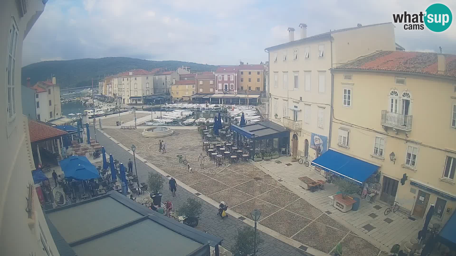 V ŽIVO spletna kamera Cres mesto – glavni trg in “mandrač” – otok Cres – Hrvaška