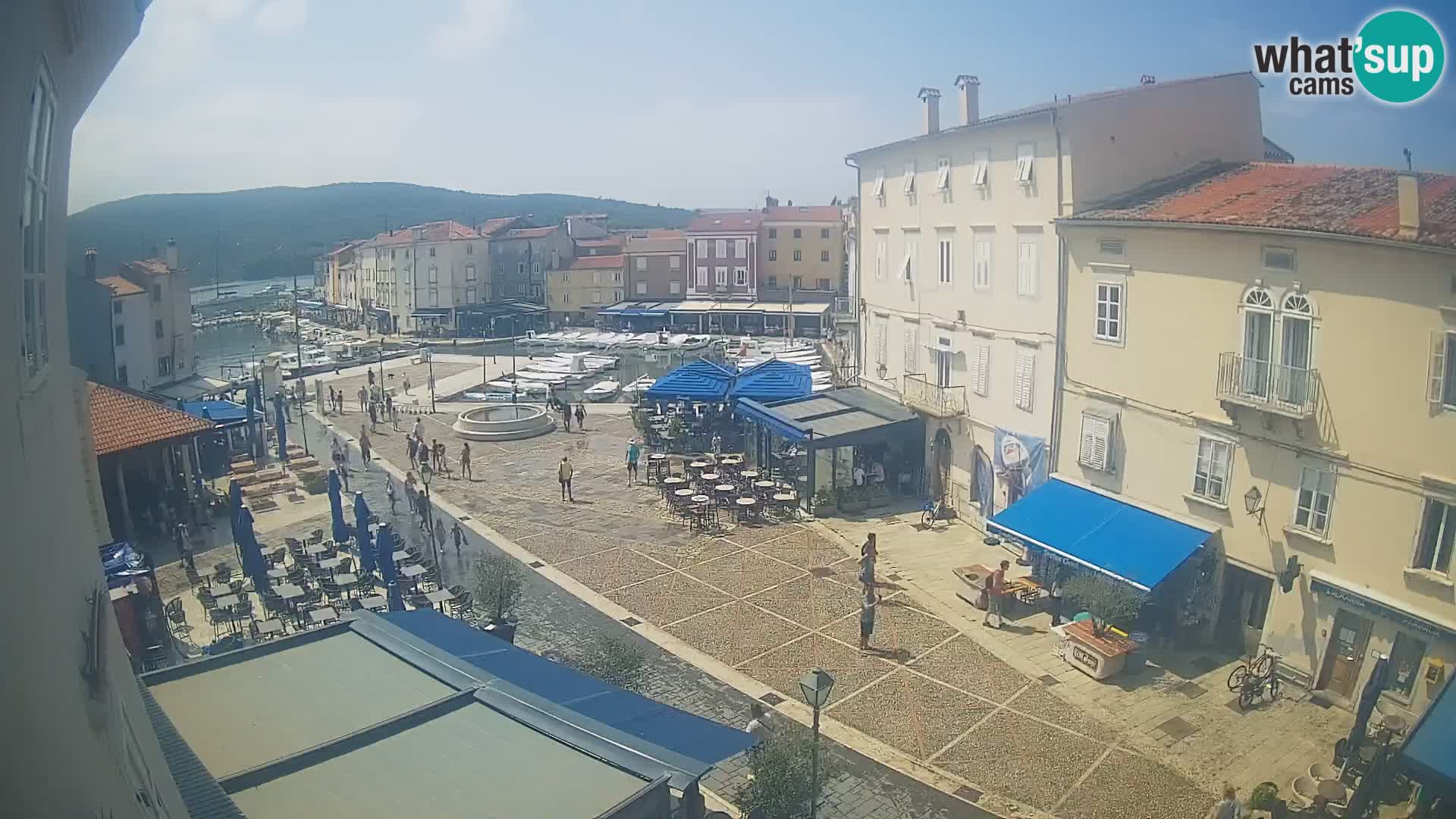Web kamera Grad Cres – glavni trg i “mandrač” – otok Cres