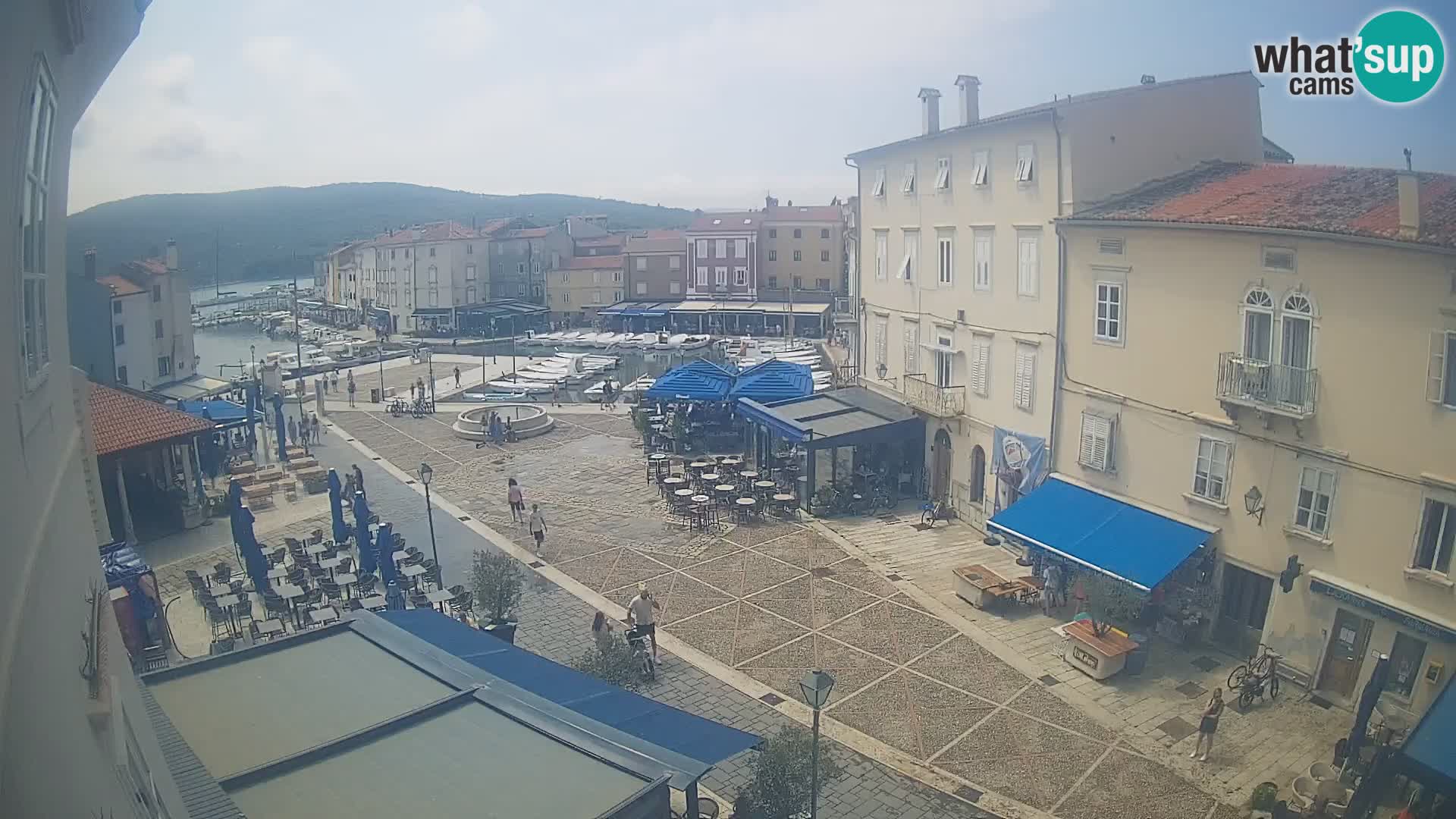 Kamera v ŽIVO Cres mesto – glavni trg in “mandrač” – otok Cres – Hrvaška