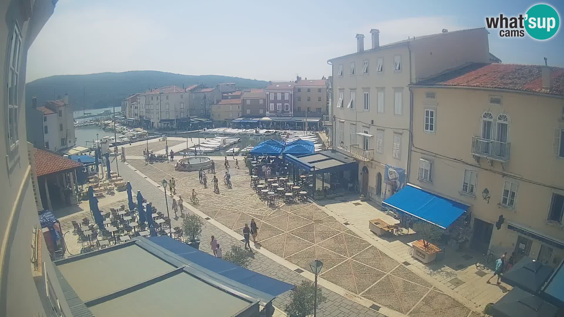 Web kamera Grad Cres – glavni trg i “mandrač” – otok Cres