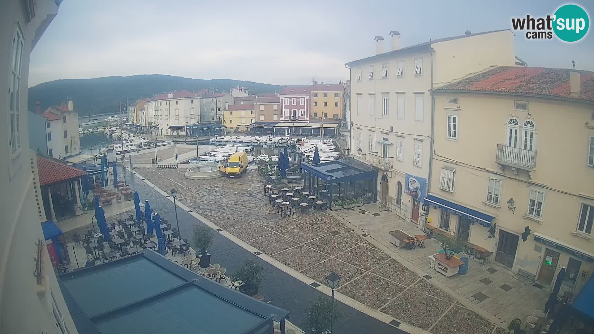 Kamera v ŽIVO Cres mesto – glavni trg in “mandrač” – otok Cres – Hrvaška