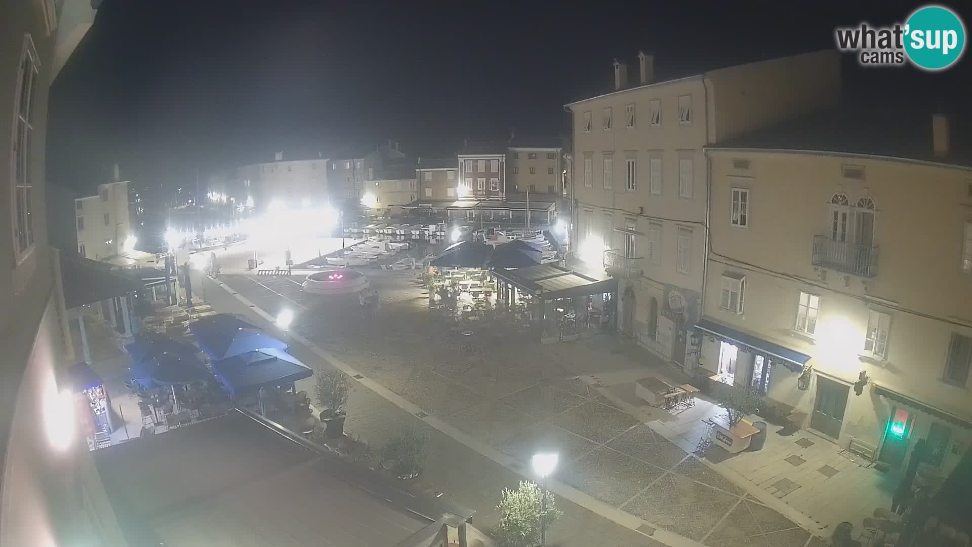 V ŽIVO spletna kamera Cres mesto – glavni trg in “mandrač” – otok Cres – Hrvaška