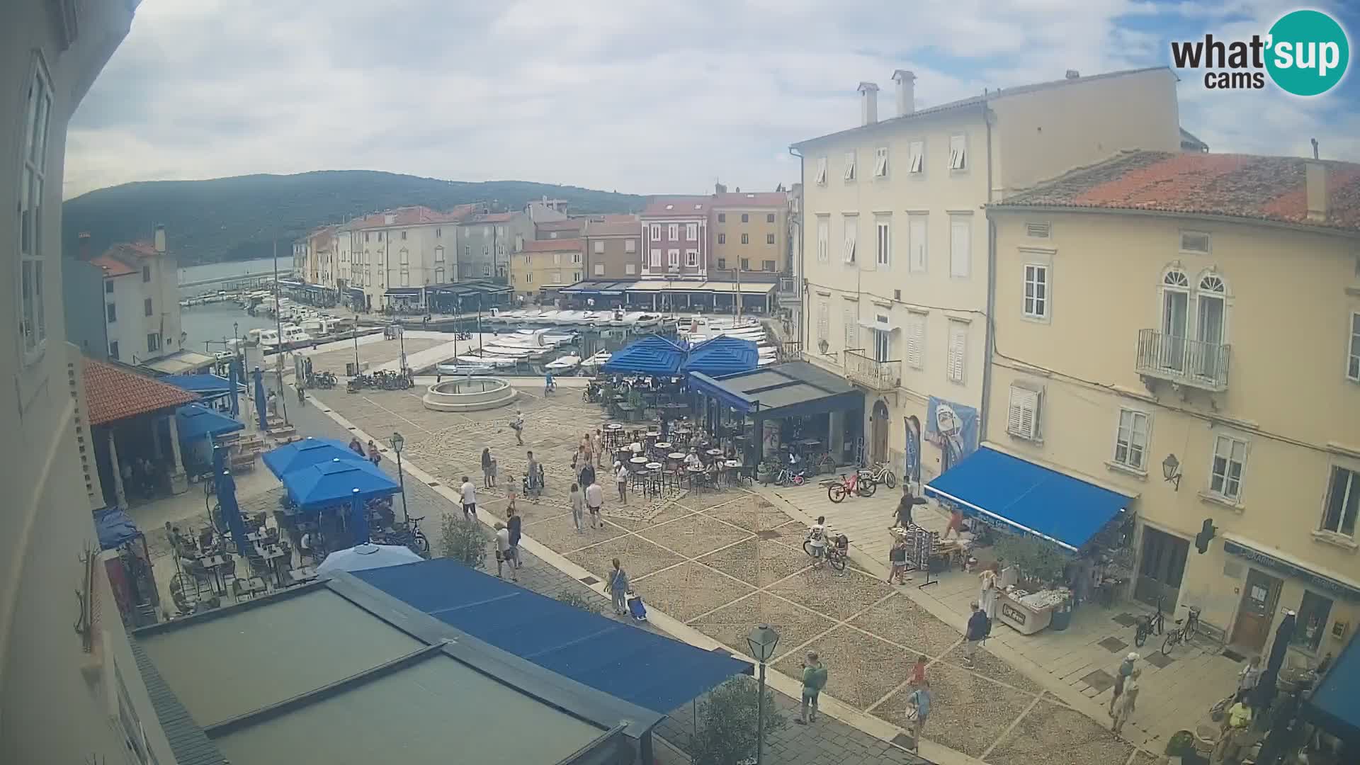 Kamera v ŽIVO Cres mesto – glavni trg in “mandrač” – otok Cres – Hrvaška