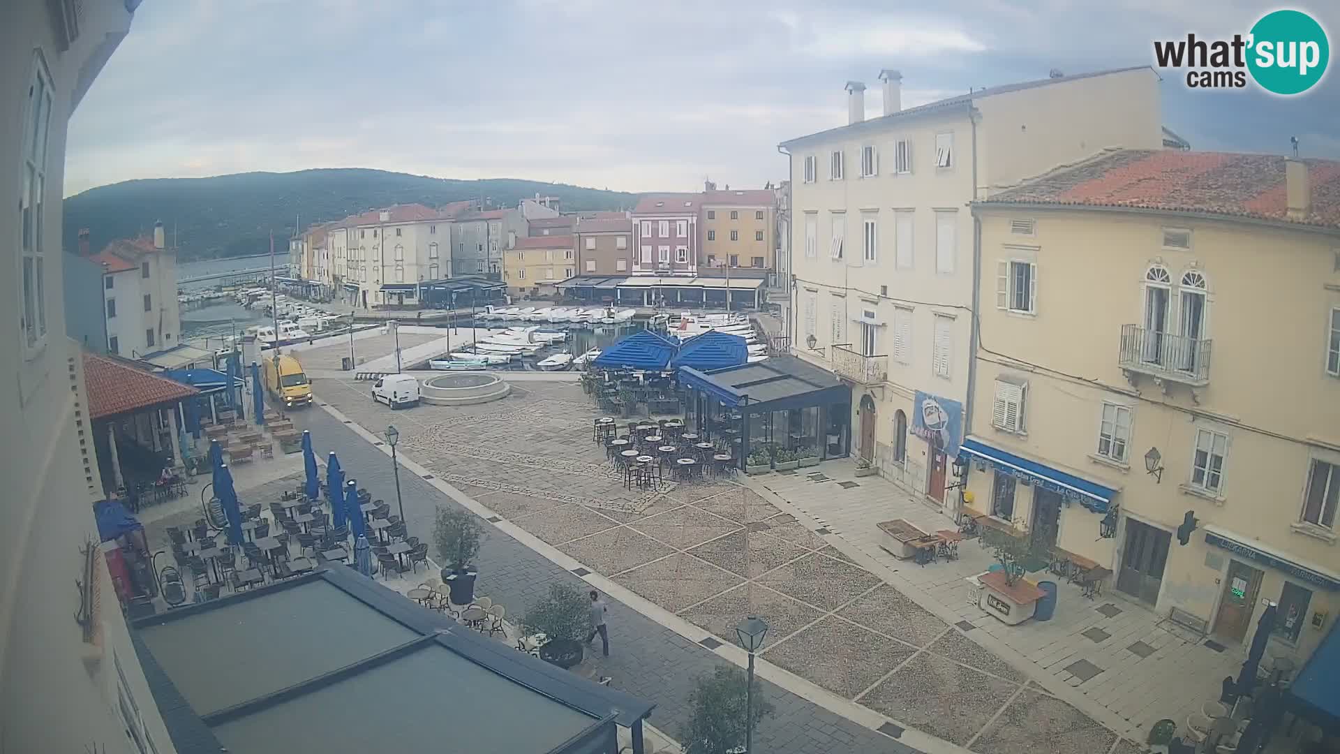 Cámara en vivo ciudad de Cres – plaza principal y “mandrač” – isla de Cres – Croacia