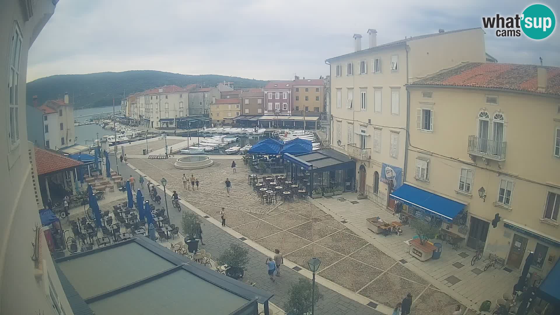 Kamera v ŽIVO Cres mesto – glavni trg in “mandrač” – otok Cres – Hrvaška