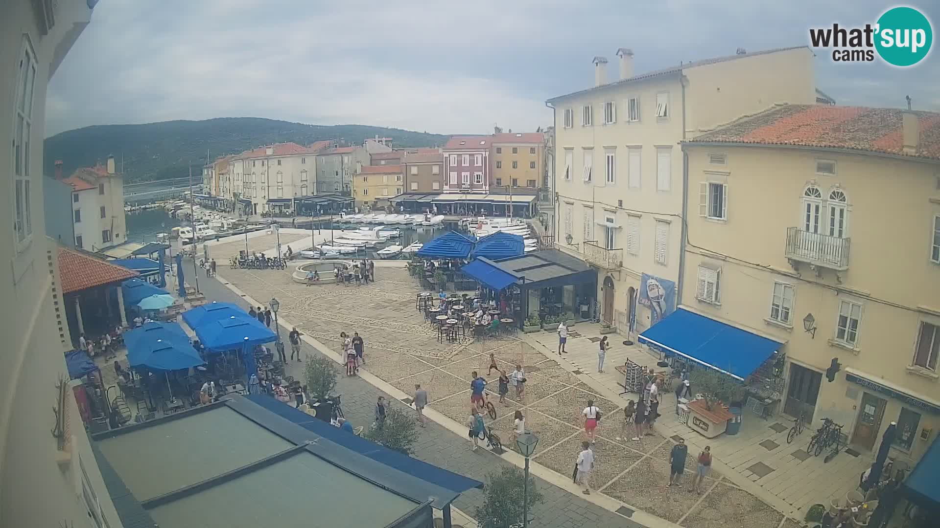 Kamera v ŽIVO Cres mesto – glavni trg in “mandrač” – otok Cres – Hrvaška